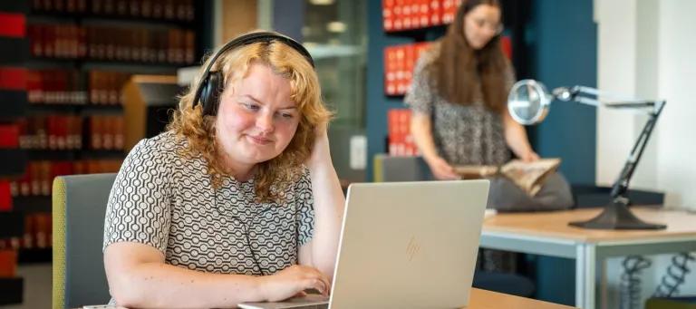 Streamer appointment showing a visitor in the reading room listening to an audio file.