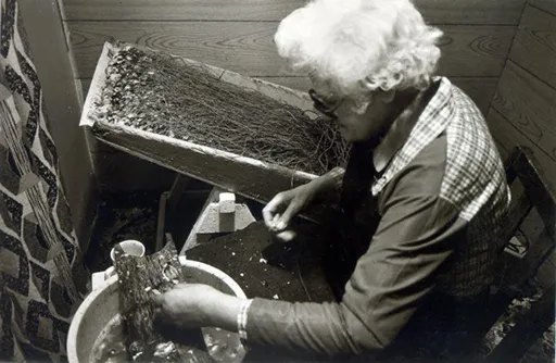 Isabel Welsh baiting hooks in Gourdon, 1985